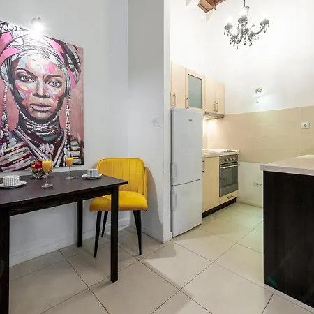 Niko, Apartment