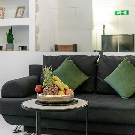 Niko, Apartment